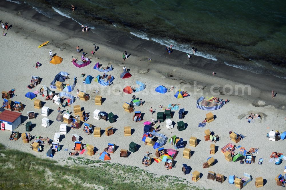 Aerial photograph Dierhagen - Beach chair on the sandy beach ranks in the coastal area of baltic see in Dierhagen in the state Mecklenburg - Western Pomerania