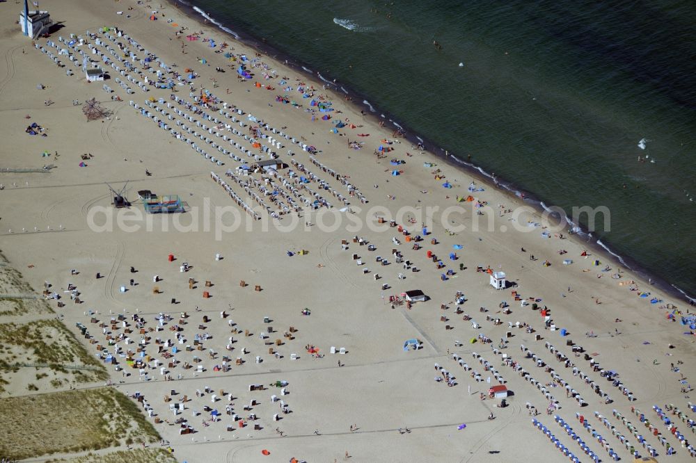 Aerial photograph Rostock - Beach chair on the sandy beach ranks in the coastal area vom Seebad Warnemuende in Rostock in the state Mecklenburg - Western Pomerania