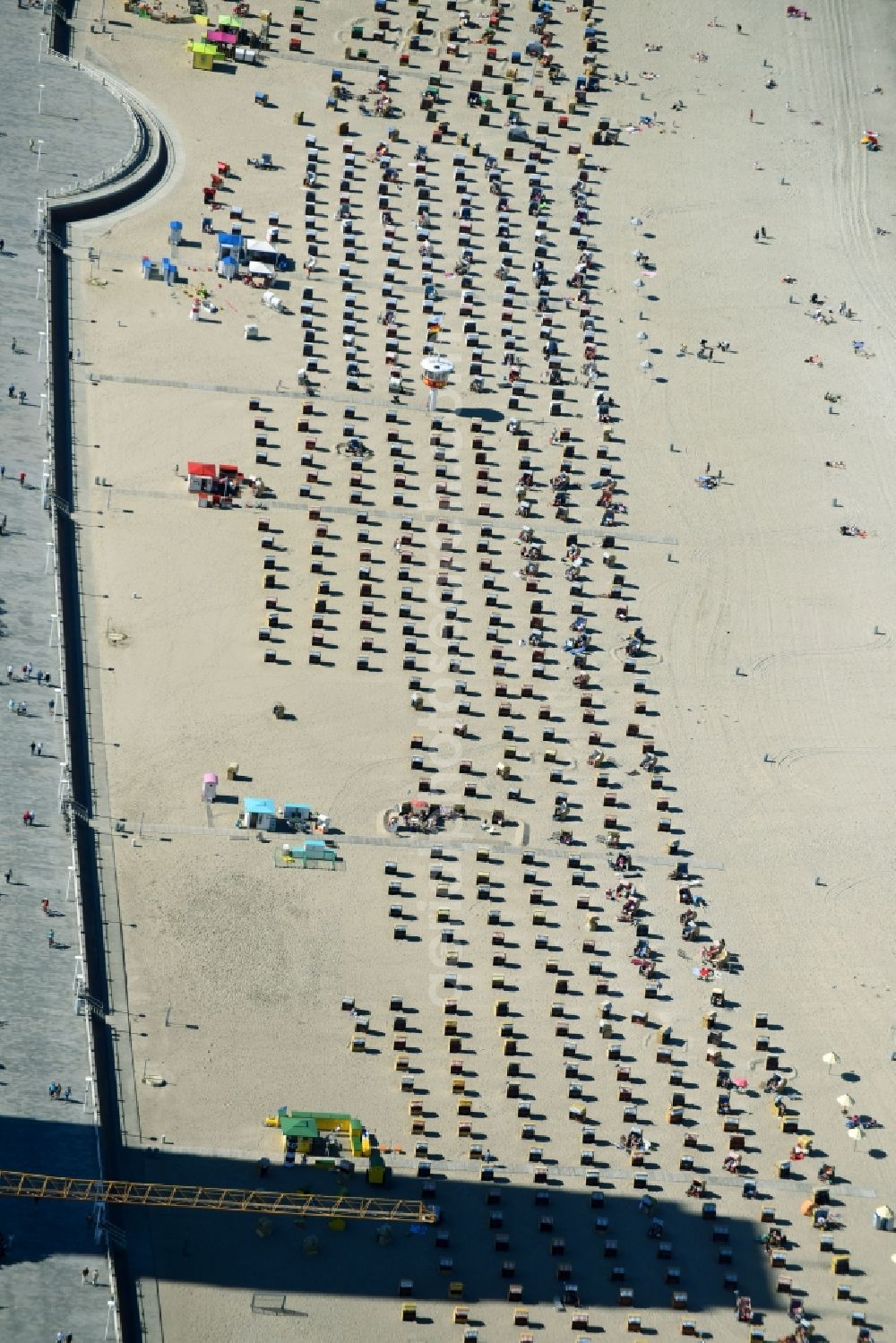 Travemünde from the bird's eye view: Beach chair on the sandy beach ranks in the coastal area of promenade in Travemuende in the state Schleswig-Holstein, Germany