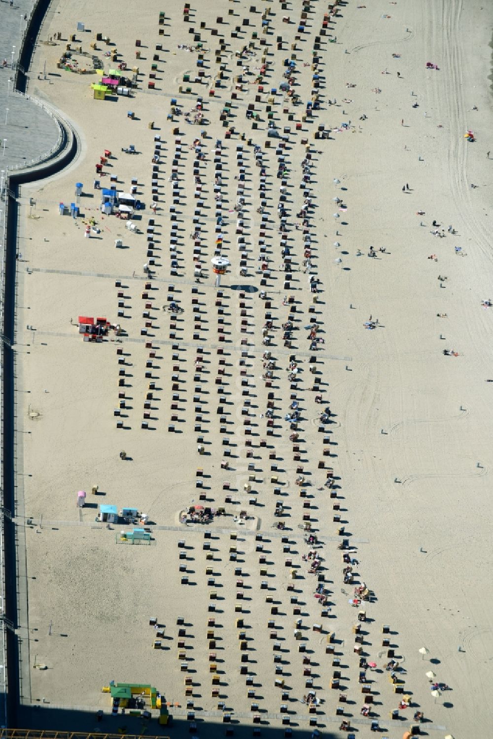 Aerial image Travemünde - Beach chair on the sandy beach ranks in the coastal area of promenade in Travemuende in the state Schleswig-Holstein, Germany