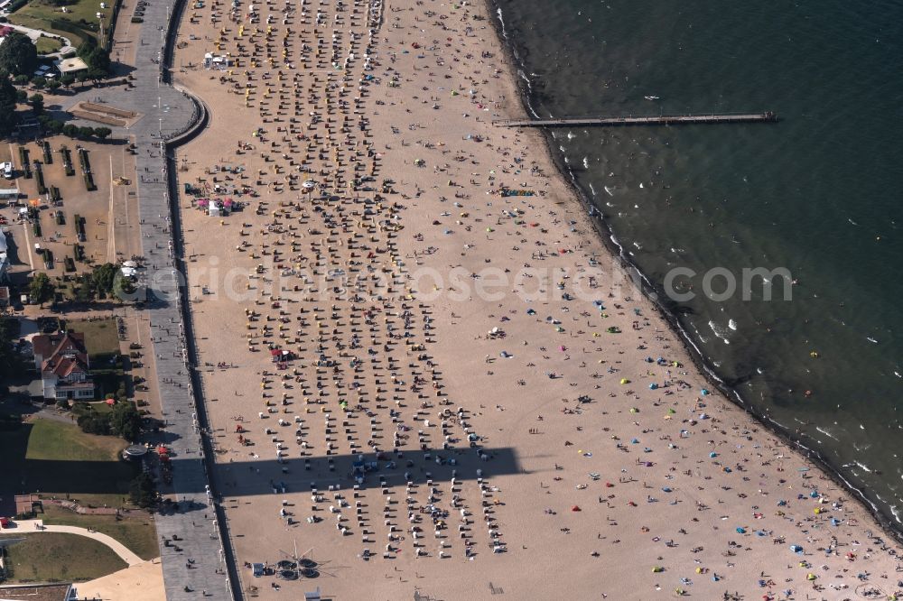 Travemünde from the bird's eye view: Beach chair on the sandy beach ranks in the coastal area of promenade in Travemuende in the state Schleswig-Holstein, Germany