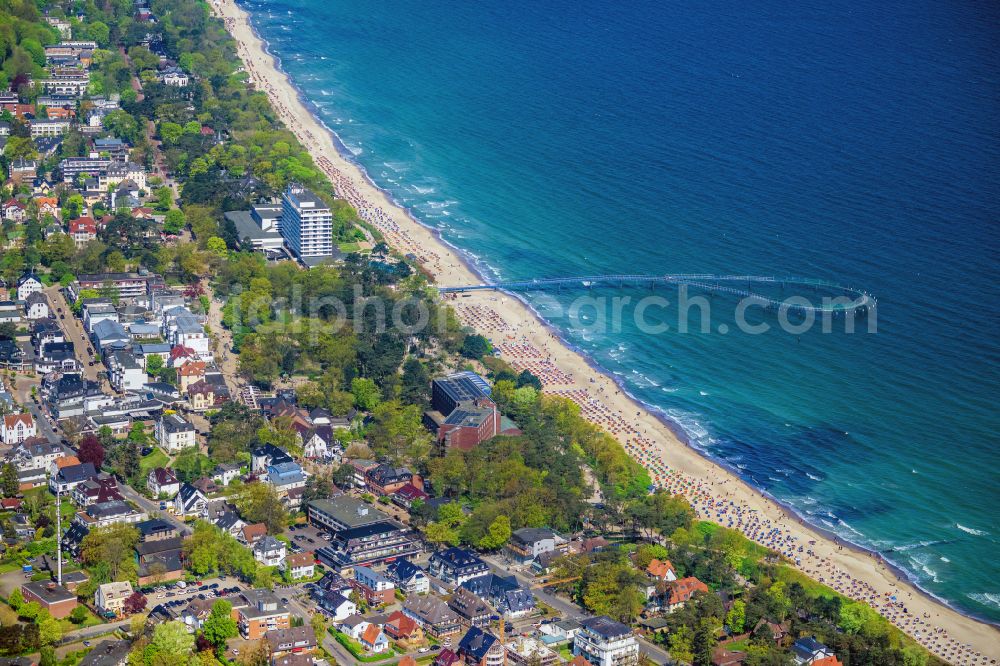 Timmendorfer Strand from the bird's eye view: Beach chair on the sandy beach ranks in the coastal area in Timmendorfer Strand in the state Schleswig-Holstein, Germany