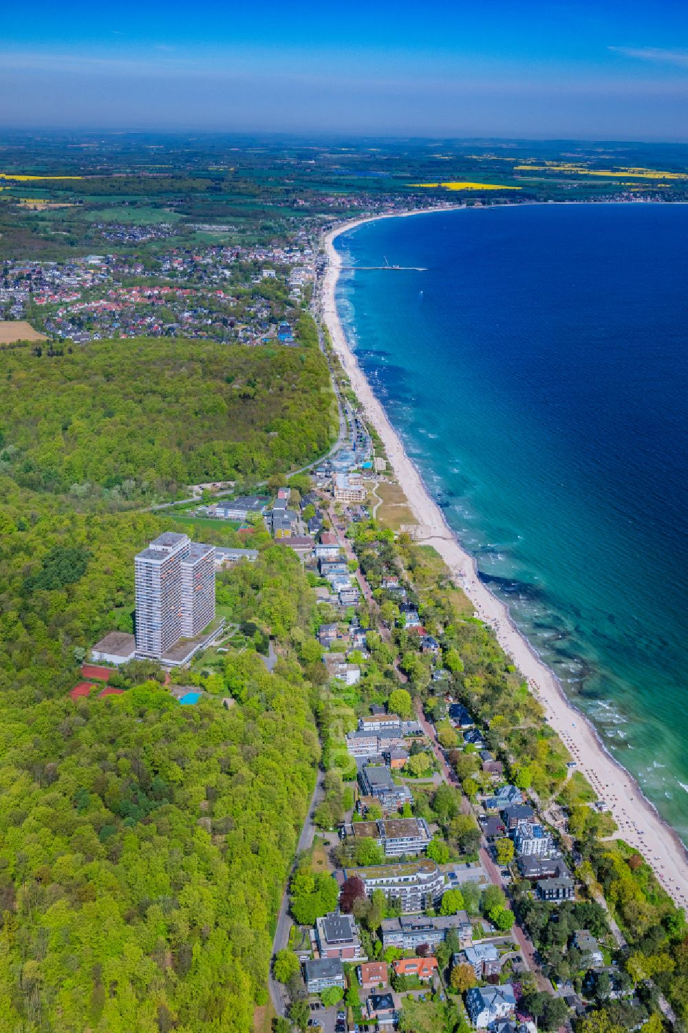 Aerial photograph Timmendorfer Strand - Beach chair on the sandy beach ranks in the coastal area in Timmendorfer Strand in the state Schleswig-Holstein, Germany