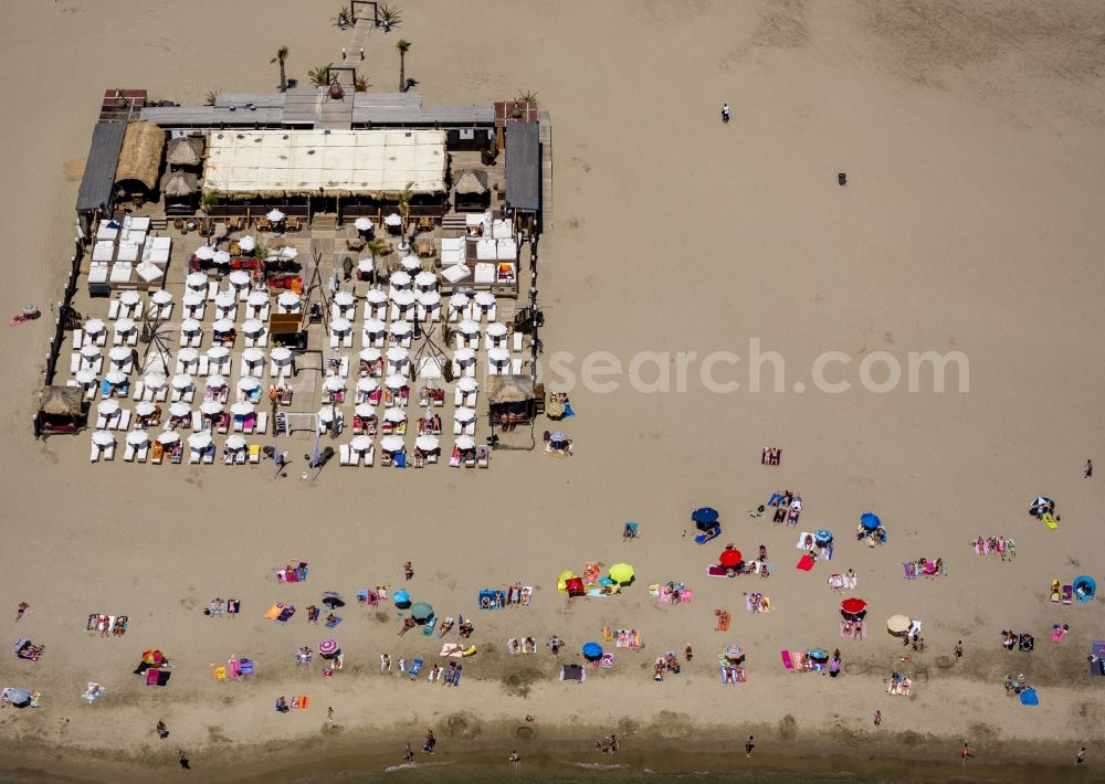 Aerial photograph Agde - Beach lying places and umbrella on the sandy beach landscape of Agde on the Mediterranean coast in France. Use not permitted in personal rights affecting Zoom cutouts!