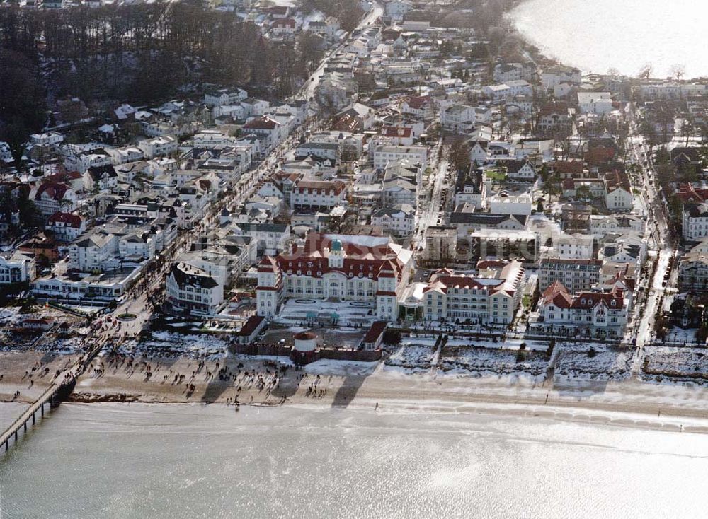 Binz / Rügen - MV from the bird's eye view: Strandpromenade Binz mit dem TRAVEL CHARME HOTEL / ehem. Kurhaus auf Rügen.