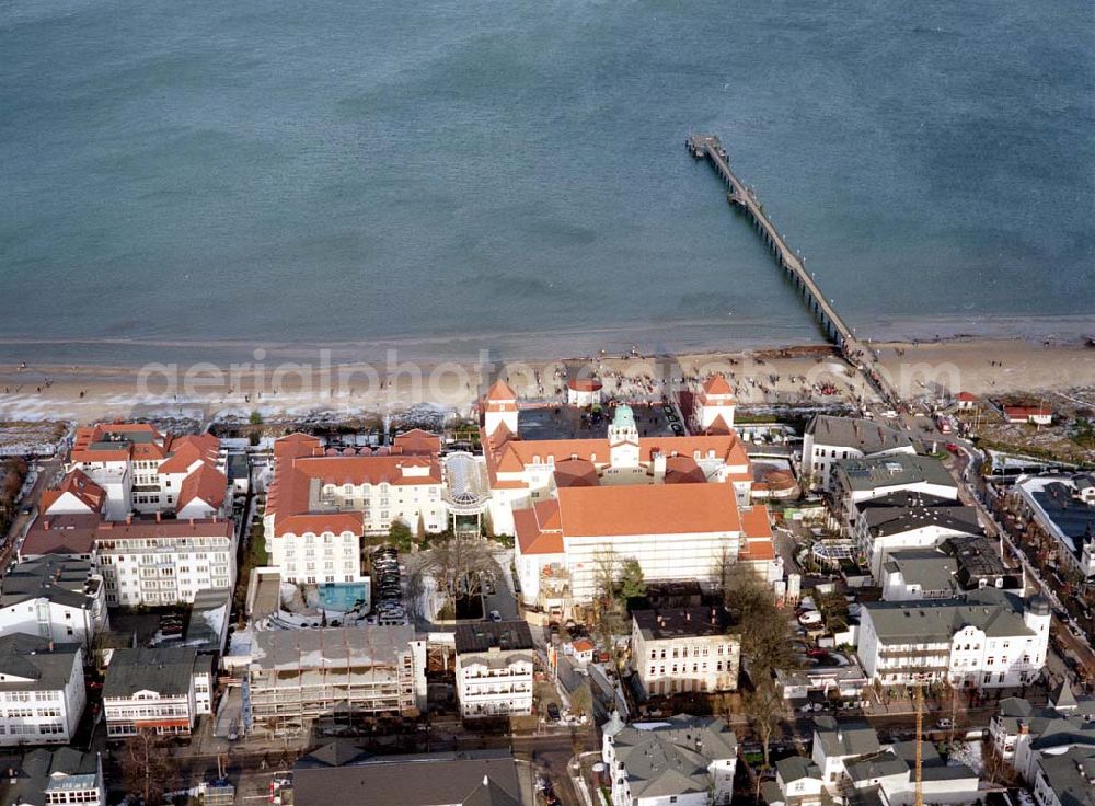 Binz / Rügen - MV from the bird's eye view: Strandpromenade Binz mit dem TRAVEL CHARME HOTEL / ehem. Kurhaus auf Rügen.