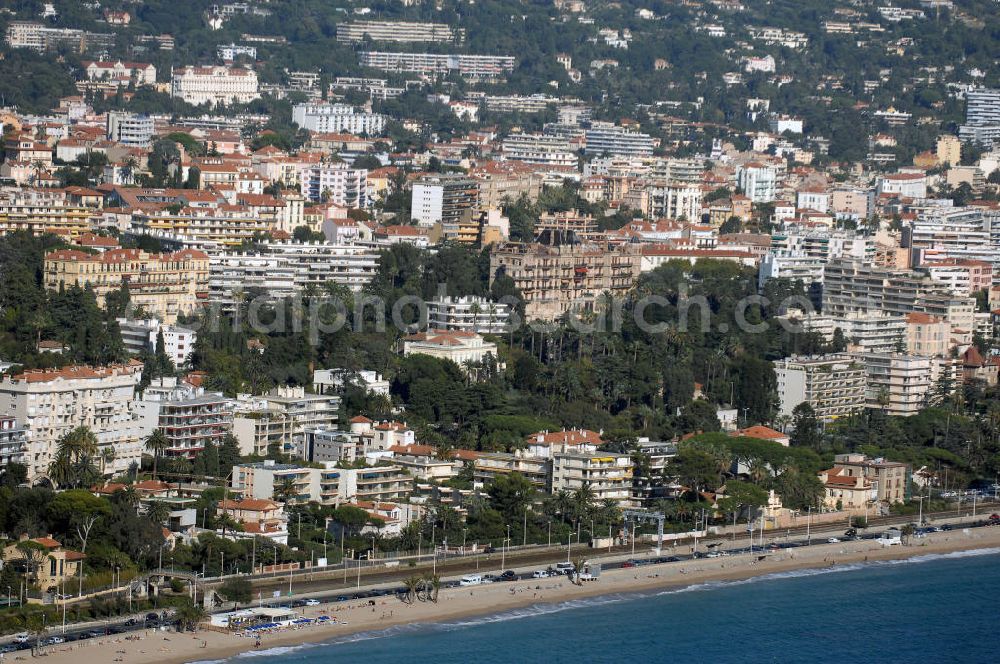 Aerial image Cannes - Blick auf die Strandpromenade am Boulevard Jean Hibert in Cannes. Direkt an den schönen Sandstrand schließen sich die Hotelreihen an. Kontakt Touristinfo: Office du Tourisme, BP 272, 06403 Cannes Cedex, Tel. +33(0)492 99842 2, Fax +33(0)492 99842 3, Email: tourisme@semec.com