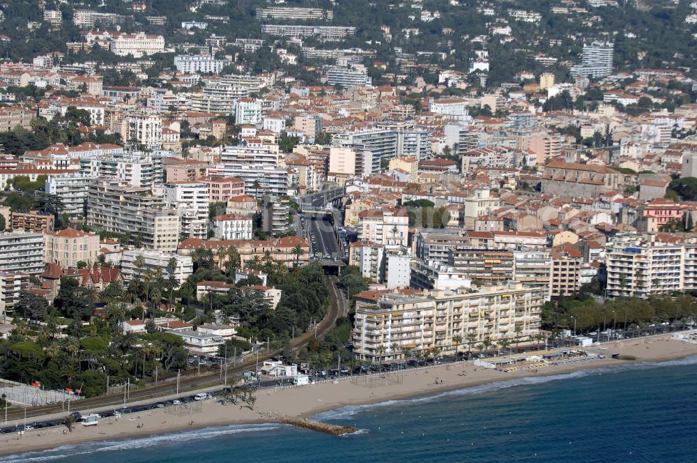 Aerial photograph Cannes - Blick auf die Strandpromenade am Boulevard Jean Hibert in Cannes. Direkt an den schönen Sandstrand schließen sich die Hotelreihen an. Kontakt Touristinfo: Office du Tourisme, BP 272, 06403 Cannes Cedex, Tel. +33(0)492 99842 2, Fax +33(0)492 99842 3, Email: tourisme@semec.com