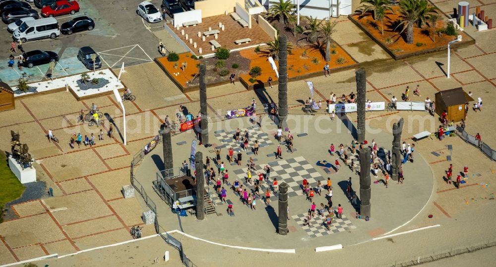 Aerial photograph Le Barcarès - Beach promenade tourists in recreational sports and chess game in Le Barcarès in France