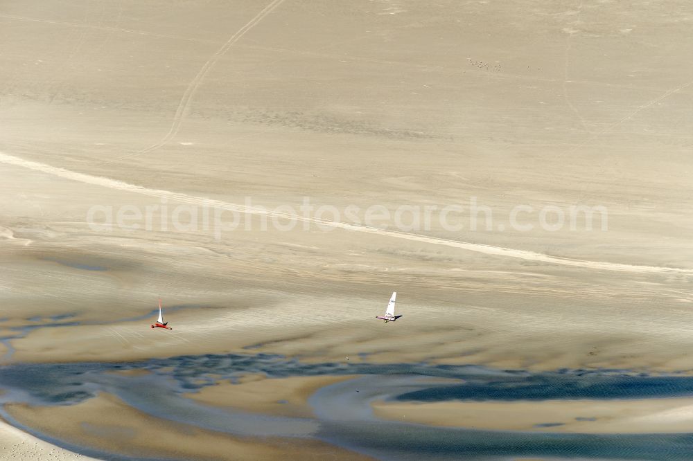 Aerial photograph Sankt Peter-Ording - View of land sailors in Sankt Peter-Ording in the state of Schleswig-Holstein, Germany. The sailors sail on the beach