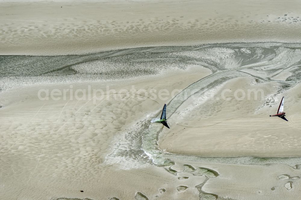 Aerial photograph Sankt Peter-Ording - View of land sailors in Sankt Peter-Ording in the state of Schleswig-Holstein, Germany. The sailors sail on the beach