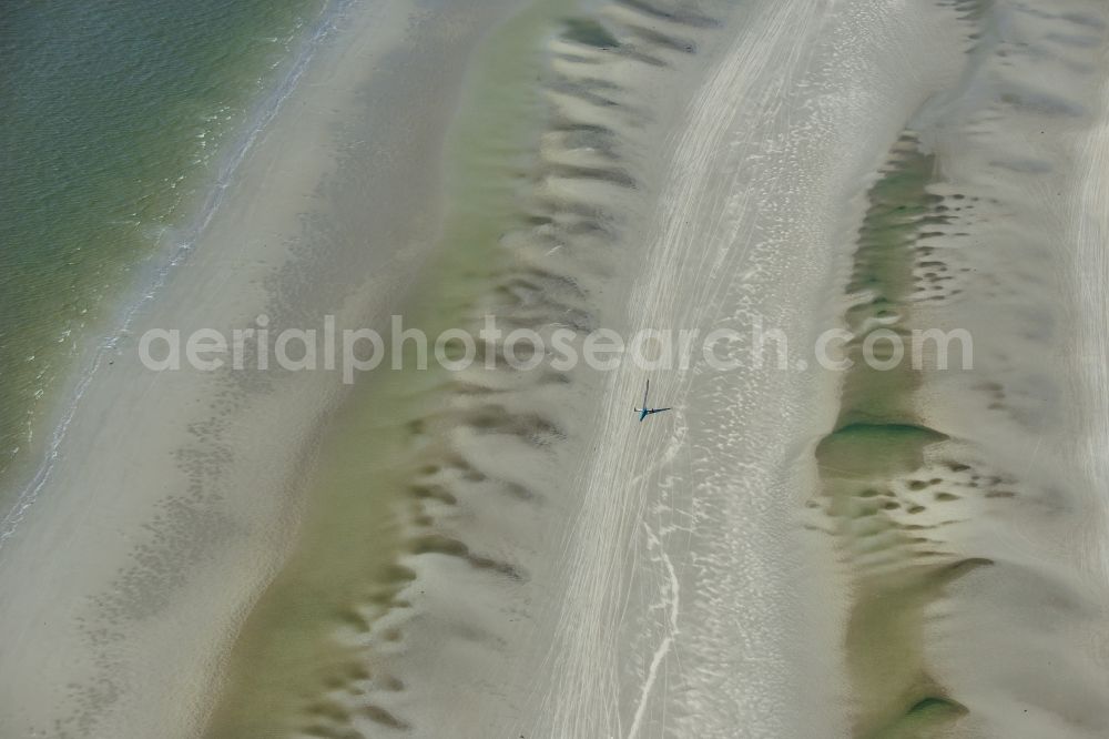 Aerial photograph Sankt Peter-Ording - View of land sailors in Sankt Peter-Ording in the state of Schleswig-Holstein, Germany. The sailors sail on the beach