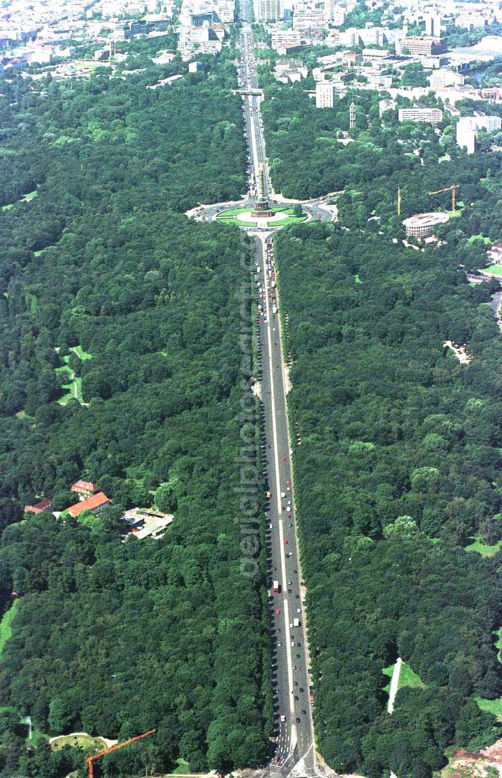 Aerial image Berlin - Tiergarten - Straße des 17. Juni im Berliner Tiergarten.