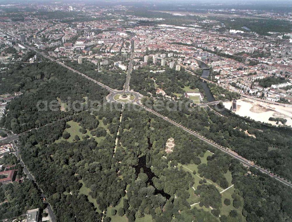 Aerial image Berlin - Tiergarten - Straße des 17. Juni mit Siegessäule im Berliner Tiergarten