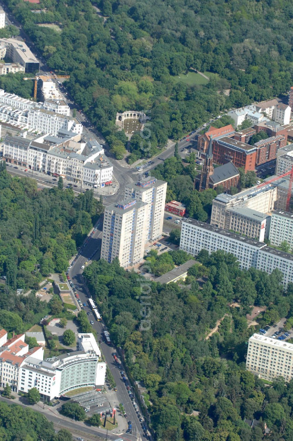 Berlin from the bird's eye view: Blick auf das Wohngebiet um die Straße Prenzlauer Berg in Berlin-Friedrichshain. Mit im Bild der Eingang zum Volkspark Friedrichshain mit dem Märchenbrunnen.