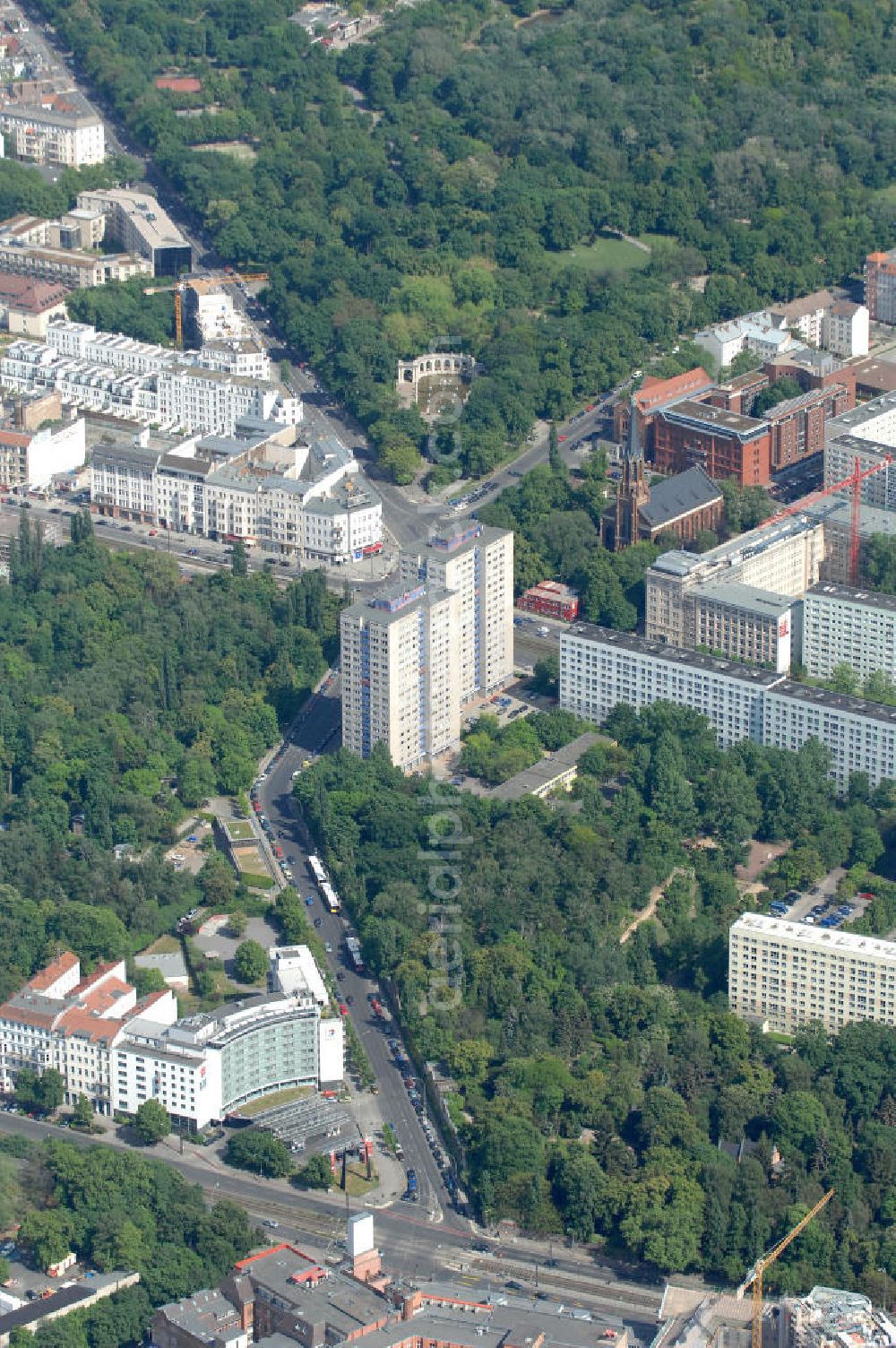 Aerial image Berlin - Blick auf das Wohngebiet um die Straße Prenzlauer Berg in Berlin-Friedrichshain. Mit im Bild der Eingang zum Volkspark Friedrichshain mit dem Märchenbrunnen.