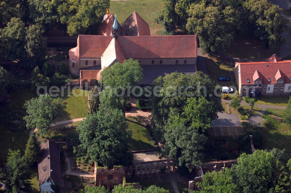 Aerial photograph Arendsee (Altmark) - Straße der Romanik: Blick auf das Klostergelände der Kleinstadt Arendsee. Die Straße der Romanik verbindet die Dome, Burgen, Klöster und Kirchen die in der Zeit vom 10. bis Mitte des 13. Jahrhundert entstanden, und somit ein Zeichen der Christianisierung sind.