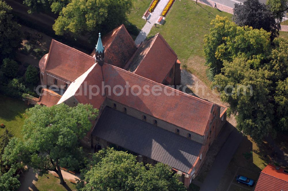 Arendsee (Altmark) from above - Straße der Romanik: Blick auf das Klostergelände der Kleinstadt Arendsee. Die Straße der Romanik verbindet die Dome, Burgen, Klöster und Kirchen die in der Zeit vom 10. bis Mitte des 13. Jahrhundert entstanden, und somit ein Zeichen der Christianisierung sind.