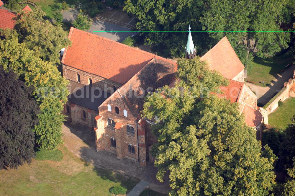 Aerial photograph Arendsee (Altmark) - Straße der Romanik: Blick auf das Klostergelände der Kleinstadt Arendsee. Die Straße der Romanik verbindet die Dome, Burgen, Klöster und Kirchen die in der Zeit vom 10. bis Mitte des 13. Jahrhundert entstanden, und somit ein Zeichen der Christianisierung sind.