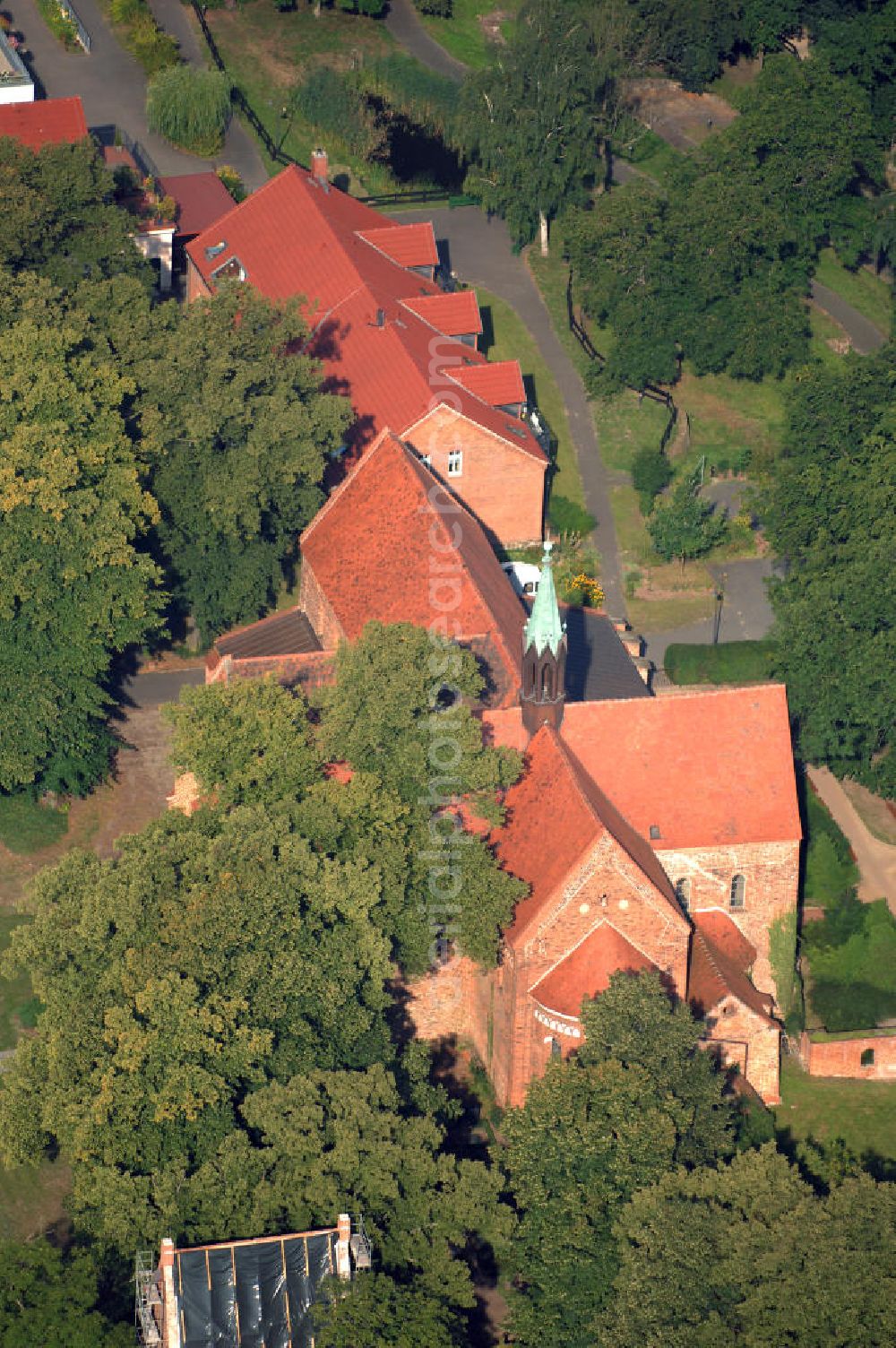 Arendsee (Altmark) from above - Straße der Romanik: Blick auf das Klostergelände der Kleinstadt Arendsee. Die Straße der Romanik verbindet die Dome, Burgen, Klöster und Kirchen die in der Zeit vom 10. bis Mitte des 13. Jahrhundert entstanden, und somit ein Zeichen der Christianisierung sind.