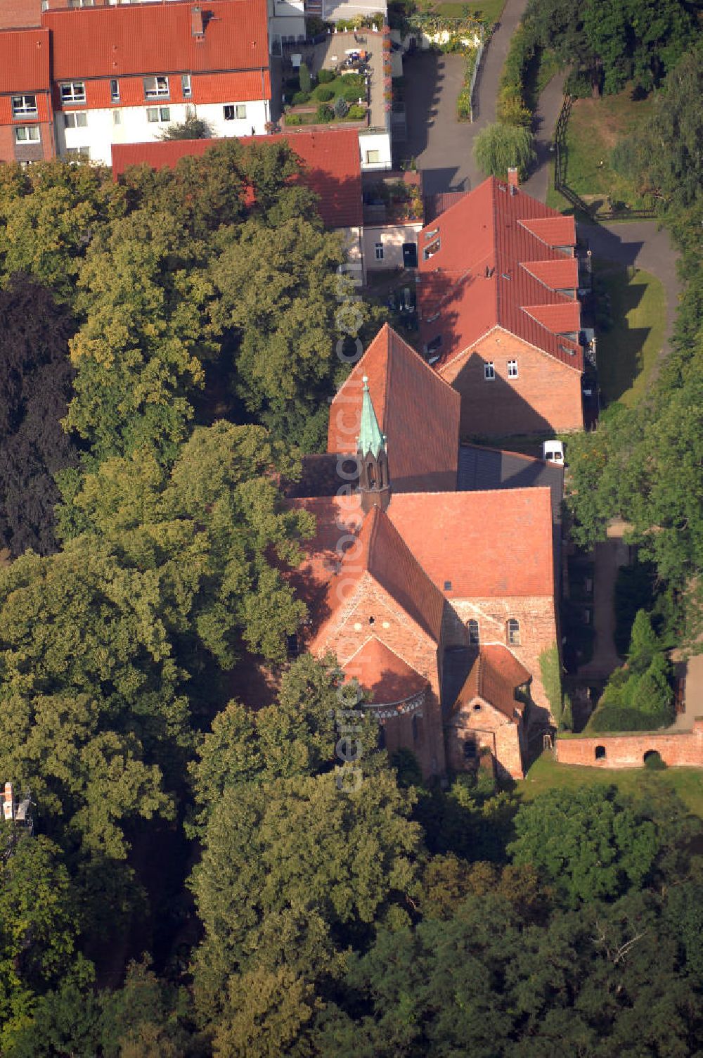 Arendsee (Altmark) from the bird's eye view: Straße der Romanik: Blick auf das Klostergelände der Kleinstadt Arendsee. Die Straße der Romanik verbindet die Dome, Burgen, Klöster und Kirchen die in der Zeit vom 10. bis Mitte des 13. Jahrhundert entstanden, und somit ein Zeichen der Christianisierung sind.