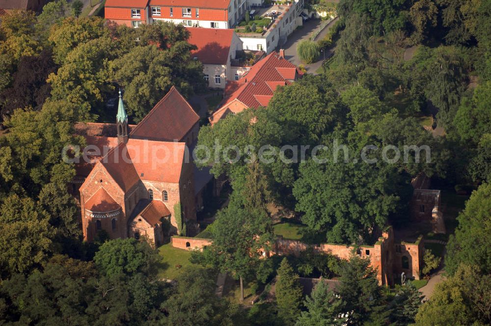 Aerial image Arendsee (Altmark) - Straße der Romanik: Blick auf das Klostergelände der Kleinstadt Arendsee. Die Straße der Romanik verbindet die Dome, Burgen, Klöster und Kirchen die in der Zeit vom 10. bis Mitte des 13. Jahrhundert entstanden, und somit ein Zeichen der Christianisierung sind.