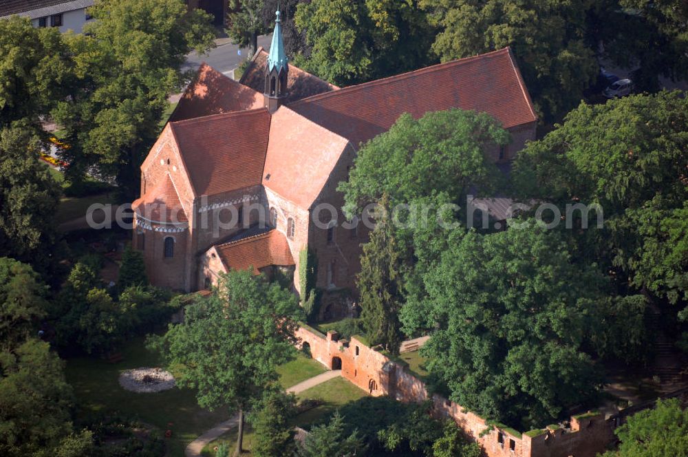 Aerial photograph Arendsee (Altmark) - Straße der Romanik: Blick auf das Klostergelände der Kleinstadt Arendsee. Die Straße der Romanik verbindet die Dome, Burgen, Klöster und Kirchen die in der Zeit vom 10. bis Mitte des 13. Jahrhundert entstanden, und somit ein Zeichen der Christianisierung sind.