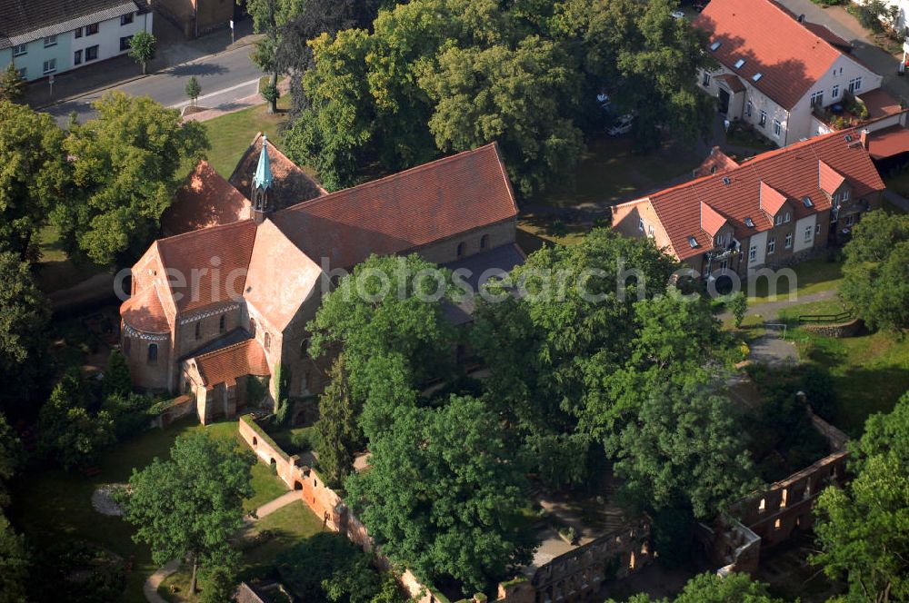 Arendsee from the bird's eye view: Straße der Romanik: Blick auf das Klostergelände der Kleinstadt Arendsee. Die Straße der Romanik verbindet die Dome, Burgen, Klöster und Kirchen die in der Zeit vom 10. bis Mitte des 13. Jahrhundert entstanden, und somit ein Zeichen der Christianisierung sind.