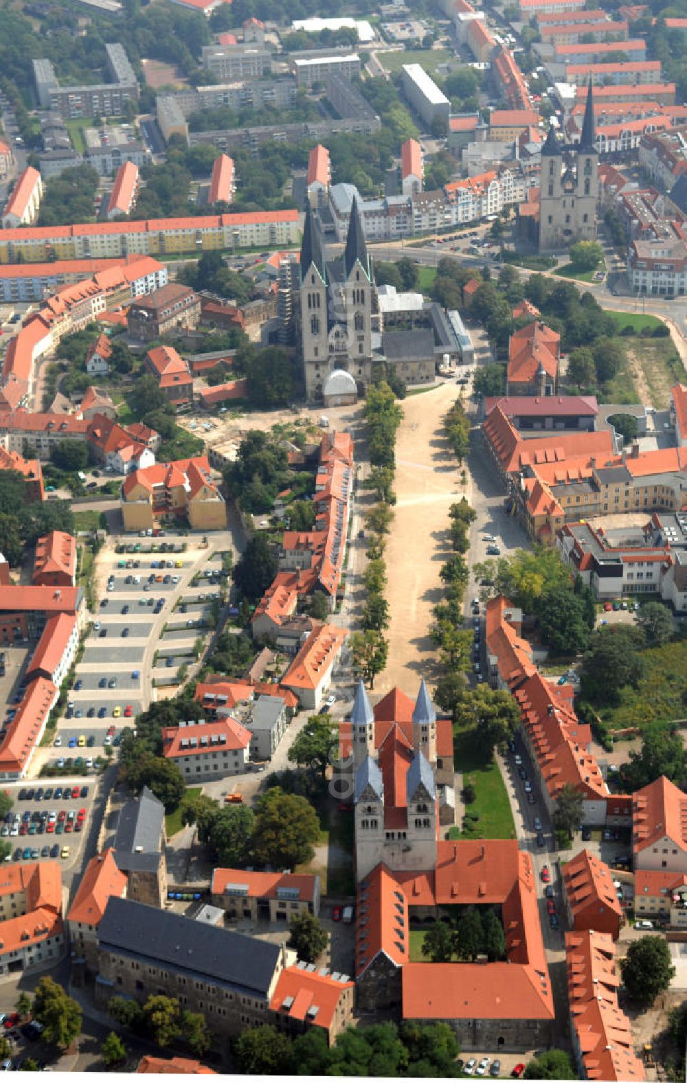 Halberstadt from above - Strasse der Romanik durch Sachsen-Anhalt. Dazu zählen der Dom zu Halberstadt im mittleren Teil des Bildes und die Liebfrauenkirche im Vordergrund. Die Straße der Romanik verbindet die Dome, Burgen, Klöster und Kirchen die in der Zeit vom 10. bis Mitte des 13. Jahrhundert entstanden, und somit ein Zeichen der Christianisierung sind. Im hintersten Teil des Bildes ist zusätzliche der Gotikbau der Martinikirche zu sehen.