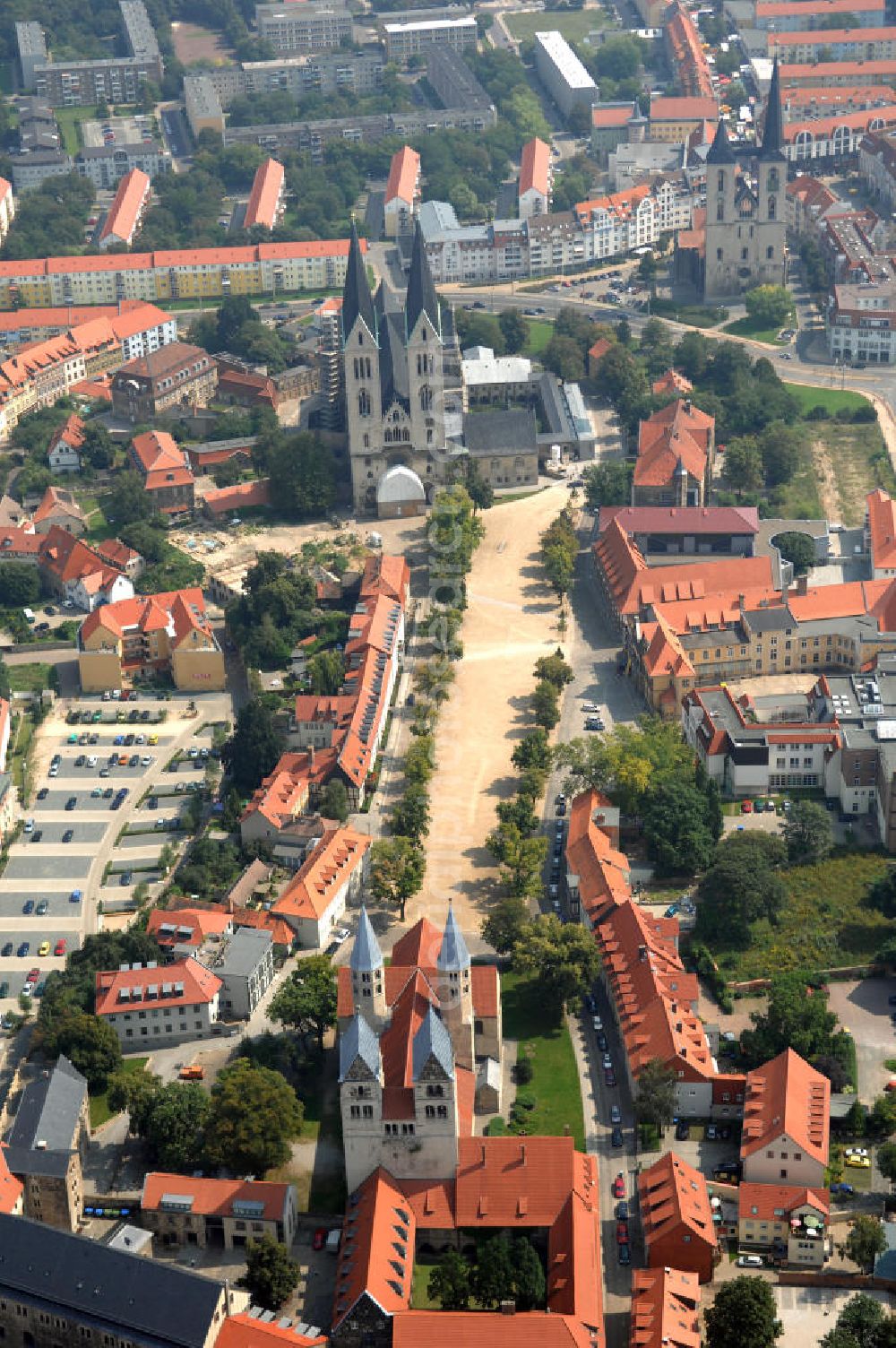 Halberstadt from the bird's eye view: Strasse der Romanik durch Sachsen-Anhalt. Dazu zählen der Dom zu Halberstadt im mittleren Teil des Bildes und die Liebfrauenkirche im Vordergrund. Die Straße der Romanik verbindet die Dome, Burgen, Klöster und Kirchen die in der Zeit vom 10. bis Mitte des 13. Jahrhundert entstanden, und somit ein Zeichen der Christianisierung sind. Im hintersten Teil des Bildes ist zusätzliche der Gotikbau der Martinikirche zu sehen.