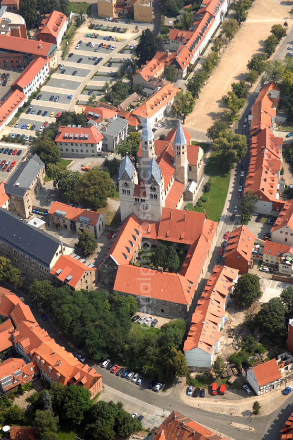 Aerial image Halberstadt - Strasse der Romanik durch Sachsen-Anhalt. Die äußerlich burgartige Liebfrauenkirche zu Halberstadt ist neben dem Dom und der Martinikirche eine der drei (ausschließlich evangelischen) Hauptkirchen Halberstadts. Sie ist die einzige viertürmige Basilika aus der Zeit der Romanik in Mitteldeutschland und Bestandteil der Straße der Romanik.