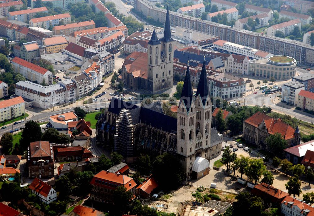 Aerial image Halberstadt - Strasse der Romanik in Sachsen-Anhalt. Der Dom zu Halberstadt ist einer der wenigen großen Kirchenbauten des französischen Kathedralschemas in Deutschland. Er wurde dem Heiligen Stephanus geweiht und liegt eingebettet in ein Ensemble von romanischen, barocken, neogotischen und modernen Bauten am Rande der Altstadt. Ein Teil der Domfassade wird zur Zeit restauriert. Im Hintergrund ist der Gotikbau der Martinikirche zu sehen.