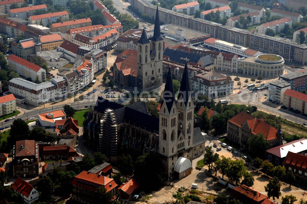 Aerial photograph Halberstadt - Strasse der Romanik in Sachsen-Anhalt. Der Dom zu Halberstadt ist einer der wenigen großen Kirchenbauten des französischen Kathedralschemas in Deutschland. Er wurde dem Heiligen Stephanus geweiht und liegt eingebettet in ein Ensemble von romanischen, barocken, neogotischen und modernen Bauten am Rande der Altstadt. Ein Teil der Domfassade wird zur Zeit restauriert. Im Hintergrund ist der Gotikbau der Martinikirche zu sehen.