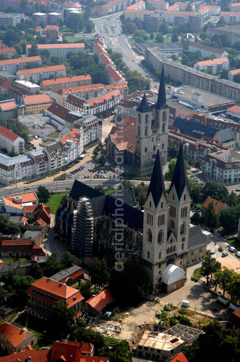 Halberstadt from above - Strasse der Romanik in Sachsen-Anhalt. Der Dom zu Halberstadt ist einer der wenigen großen Kirchenbauten des französischen Kathedralschemas in Deutschland. Er wurde dem Heiligen Stephanus geweiht und liegt eingebettet in ein Ensemble von romanischen, barocken, neogotischen und modernen Bauten am Rande der Altstadt. Ein Teil der Domfassade wird zur Zeit restauriert. Im Hintergrund ist der Gotikbau der Martinikirche zu sehen.