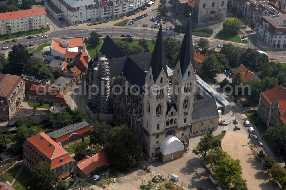 Halberstadt from the bird's eye view: Strasse der Romanik in Sachsen-Anhalt. Der Dom zu Halberstadt ist einer der wenigen großen Kirchenbauten des französischen Kathedralschemas in Deutschland. Er wurde dem Heiligen Stephanus geweiht und liegt eingebettet in ein Ensemble von romanischen, barocken, neogotischen und modernen Bauten am Rande der Altstadt. Ein Teil der Domfassade wird zur Zeit restauriert.