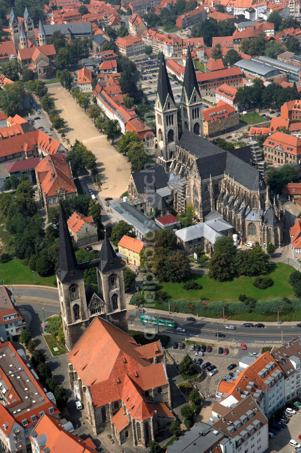 Aerial photograph Halberstadt - Strasse der Romanik in Sachsen-Anhalt. Der Dom zu Halberstadt (hinten) ist einer der wenigen großen Kirchenbauten des französischen Kathedralschemas in Deutschland. Zu sehen ist auch die Liebfrauenkirche, sie ist ebenfalls Teil der Strasse der Romanik. Im Vordergrund befindet sich der Gotikbau der Martinikirche.