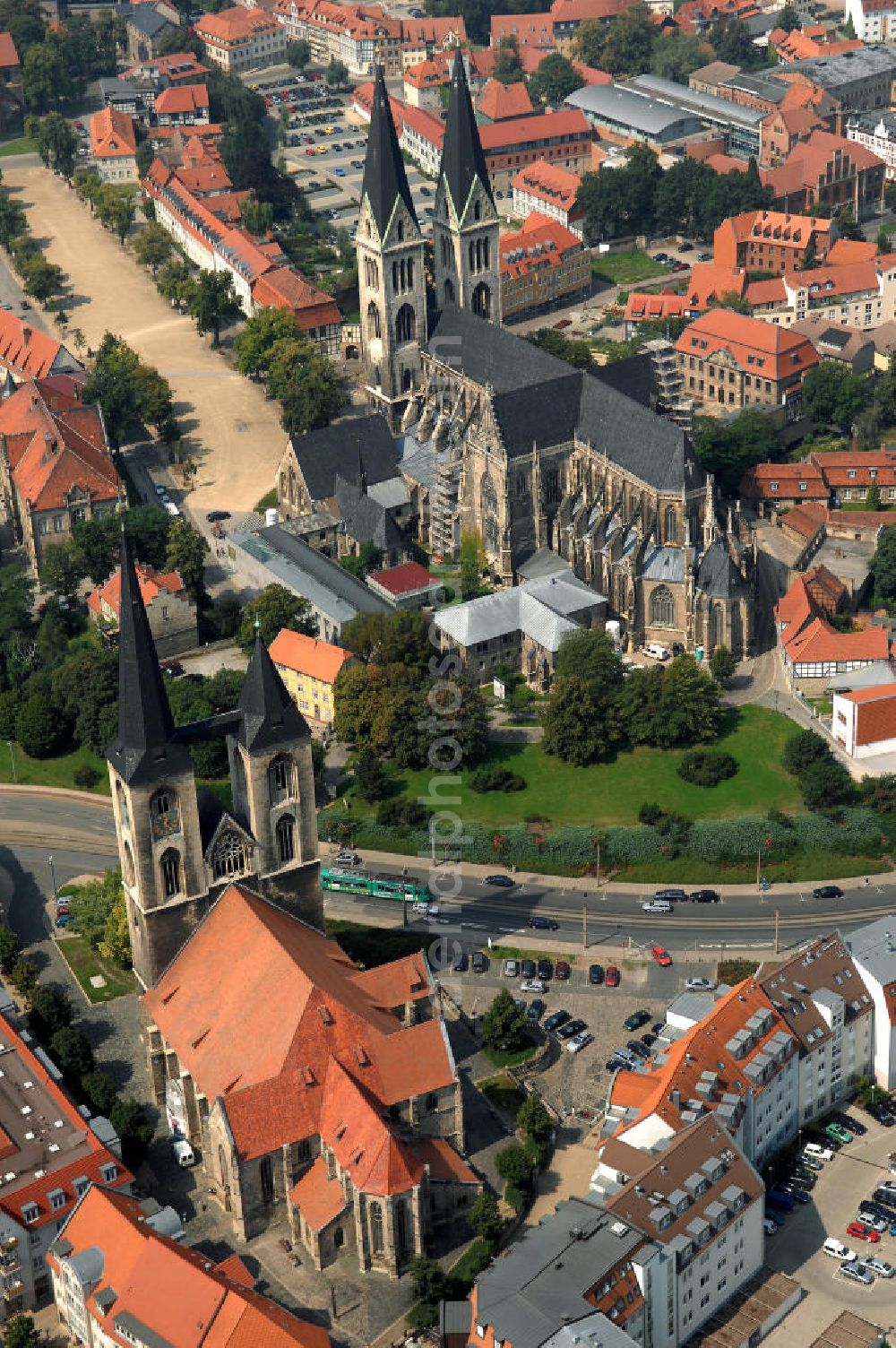 Halberstadt from above - Strasse der Romanik in Sachsen-Anhalt. Der Dom zu Halberstadt (hinten) ist einer der wenigen großen Kirchenbauten des französischen Kathedralschemas in Deutschland. Er wurde dem Heiligen Stephanus geweiht und liegt eingebettet in ein Ensemble von romanischen, barocken, neogotischen und modernen Bauten am Rande der Altstadt. Im Vordergrund ist der Gotikbau der Martinikirche zu sehen.