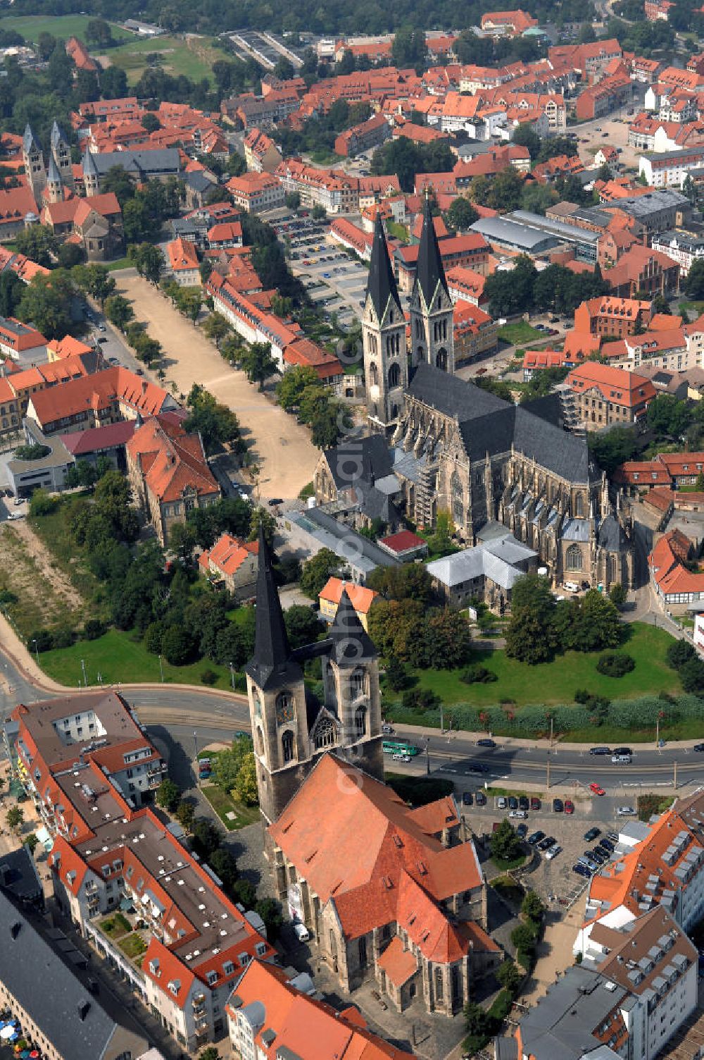 Halberstadt from the bird's eye view: Strasse der Romanik in Sachsen-Anhalt. Der Dom zu Halberstadt (hinten) ist einer der wenigen großen Kirchenbauten des französischen Kathedralschemas in Deutschland. Zu sehen ist auch die Liebfrauenkirche, sie ist ebenfalls Teil der Strasse der Romanik. Im Vordergrund befindet sich der Gotikbau der Martinikirche.