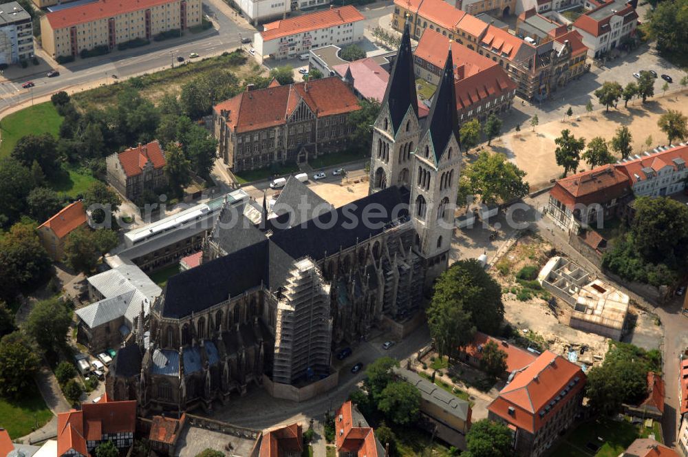 Aerial image Halberstadt - Strasse der Romanik in Sachsen-Anhalt. Der Dom zu Halberstadt ist einer der wenigen großen Kirchenbauten des französischen Kathedralschemas in Deutschland. Er wurde dem Heiligen Stephanus geweiht und liegt eingebettet in ein Ensemble von romanischen, barocken, neogotischen und modernen Bauten am Rande der Altstadt. Zu sehen ist auch das Gerüst der Rastaurierungsarbeiten an der Domfassade.