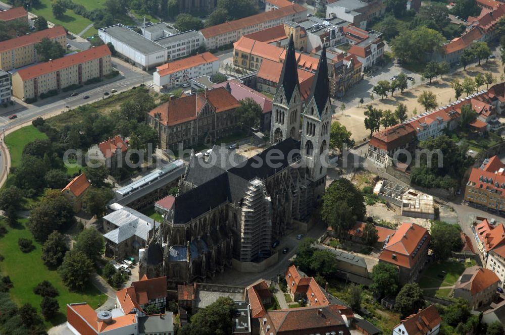 Halberstadt from above - Strasse der Romanik in Sachsen-Anhalt. Der Dom zu Halberstadt ist einer der wenigen großen Kirchenbauten des französischen Kathedralschemas in Deutschland. Er wurde dem Heiligen Stephanus geweiht und liegt eingebettet in ein Ensemble von romanischen, barocken, neogotischen und modernen Bauten am Rande der Altstadt. Zu sehen ist auch das Gerüst der Rastaurierungsarbeiten an der Domfassade.