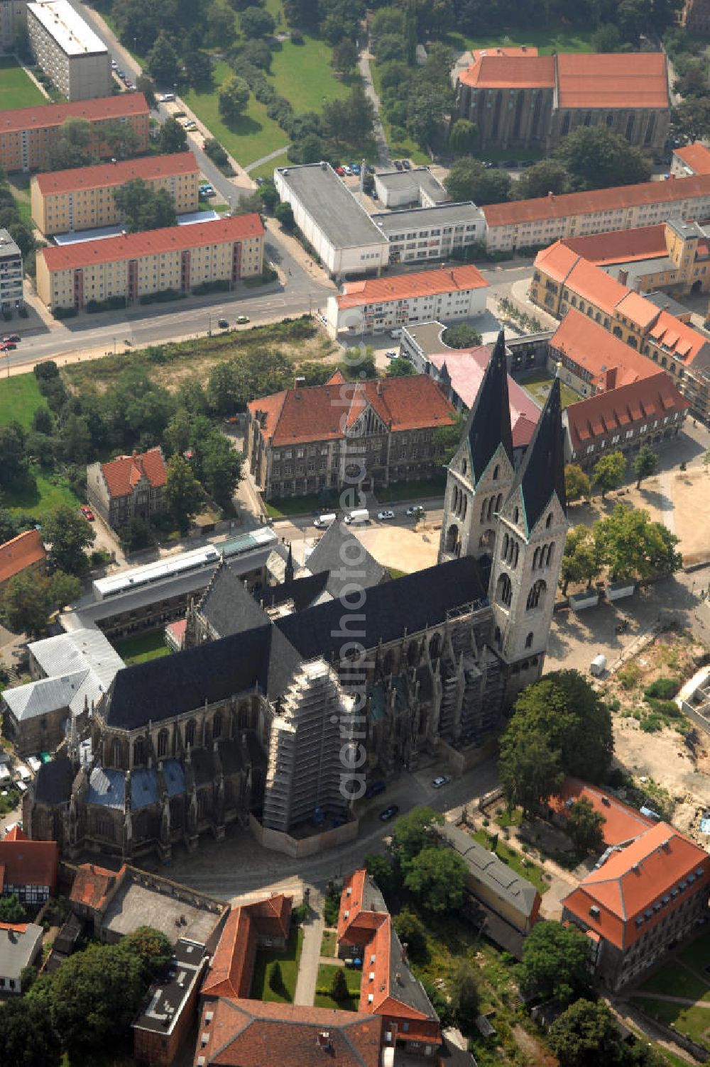 Halberstadt from the bird's eye view: Strasse der Romanik in Sachsen-Anhalt. Der Dom zu Halberstadt ist einer der wenigen großen Kirchenbauten des französischen Kathedralschemas in Deutschland. Er wurde dem Heiligen Stephanus geweiht und liegt eingebettet in ein Ensemble von romanischen, barocken, neogotischen und modernen Bauten am Rande der Altstadt. Zu sehen ist auch das Gerüst der Rastaurierungsarbeiten an der Domfassade.