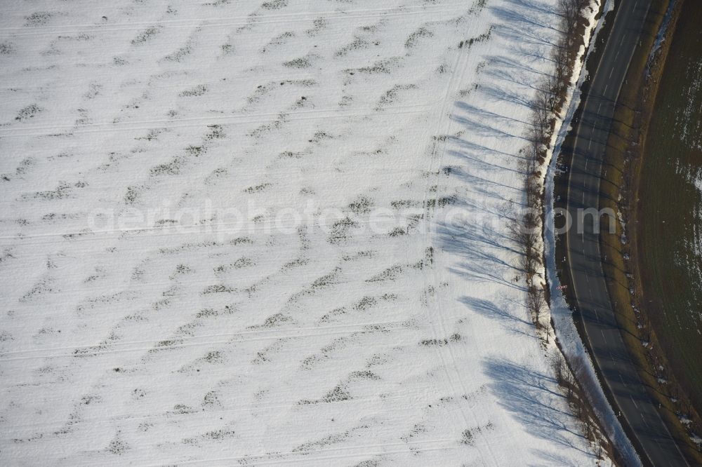 Aerial photograph Amt Wachsenburg - View of a road in winter in Amt Wachsenburg in the state Thuringia