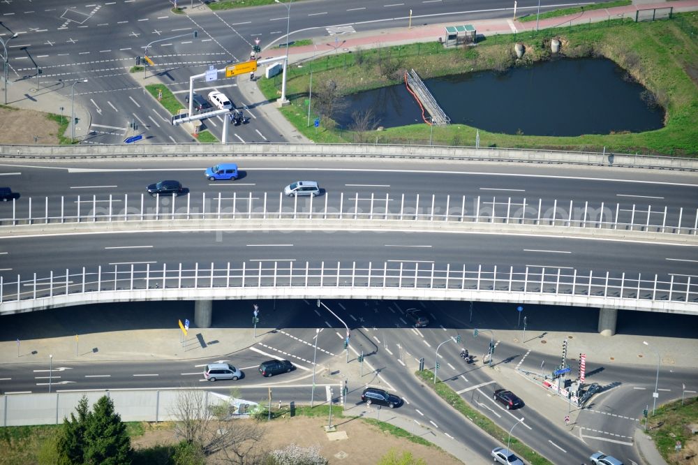Aerial photograph Schönefeld - Intersection of roads traßen Altglienicker Chaussee, Waltersdorfer Chaussee and the bridge section of the highway 113 in Schönefeld in Brandenburg