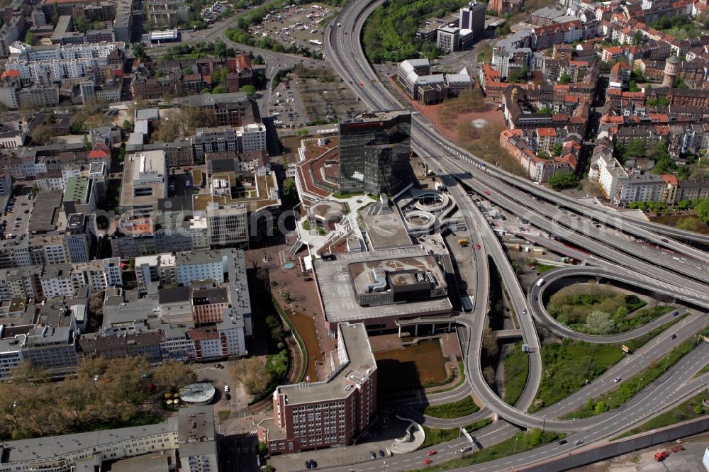 Ludwigshafen am Rhein from the bird's eye view: Road over the B 44 on the ramp to Kurt Shoemaker Bridge in Ludwigshafen am Rhein, Rhineland-Palatinate