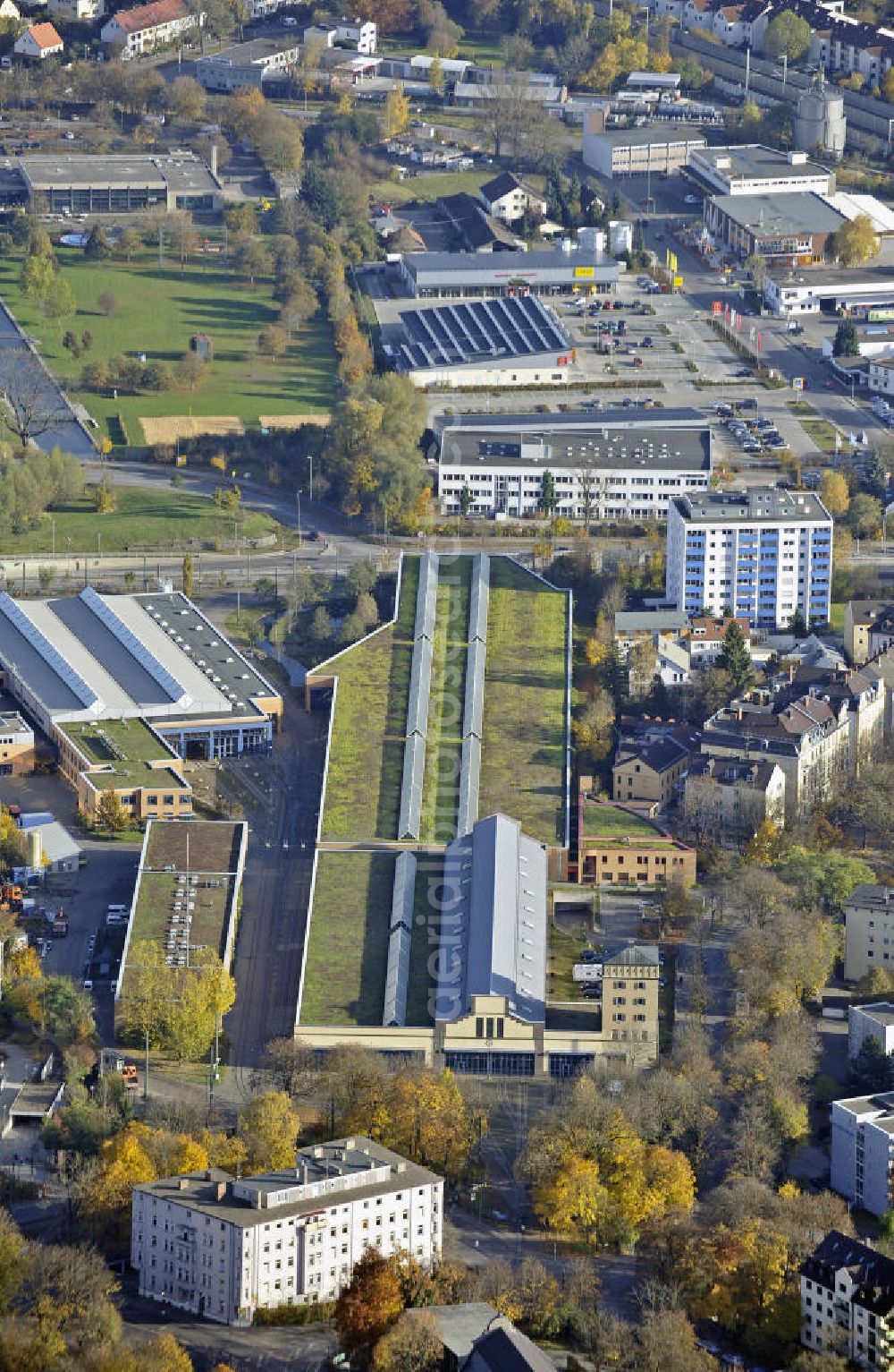 Aerial image Augsburg - Blick auf den Straßenbahn-Betriebshof Rotes Tor der Stadtwerke Verkehr. Der Mittelteil des Betriebshofes ist die unter Denkmalschutz stehende Bahnsteighalle des 1840 erbauten ersten Augsburger Hauptbahnhofs. View of the tram depot Red Gate.