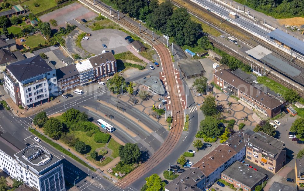 Dinslaken from the bird's eye view: Tram - Stop of the public transport company on place Bahnhofsplatz in Dinslaken at Ruhrgebiet in the state North Rhine-Westphalia, Germany