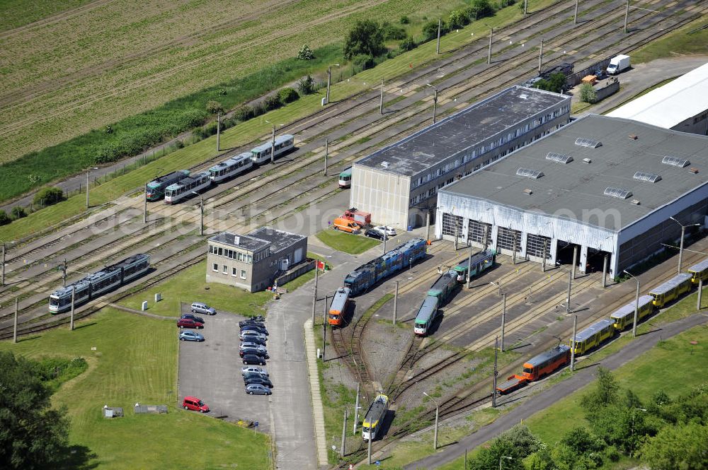 Aerial photograph Magdeburg - Blick auf den Betriebshof der MVB Magdeburger Verkehrsbetriebe / Straßenbahndepot am Deichwall im Gewerbegebiet Nord Magdeburg. View of the tram depot of the MVB transport in the industrial area north of Magdeburg.