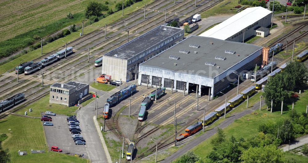 Magdeburg from the bird's eye view: Blick auf den Betriebshof der MVB Magdeburger Verkehrsbetriebe / Straßenbahndepot am Deichwall im Gewerbegebiet Nord Magdeburg. View of the tram depot of the MVB transport in the industrial area north of Magdeburg.