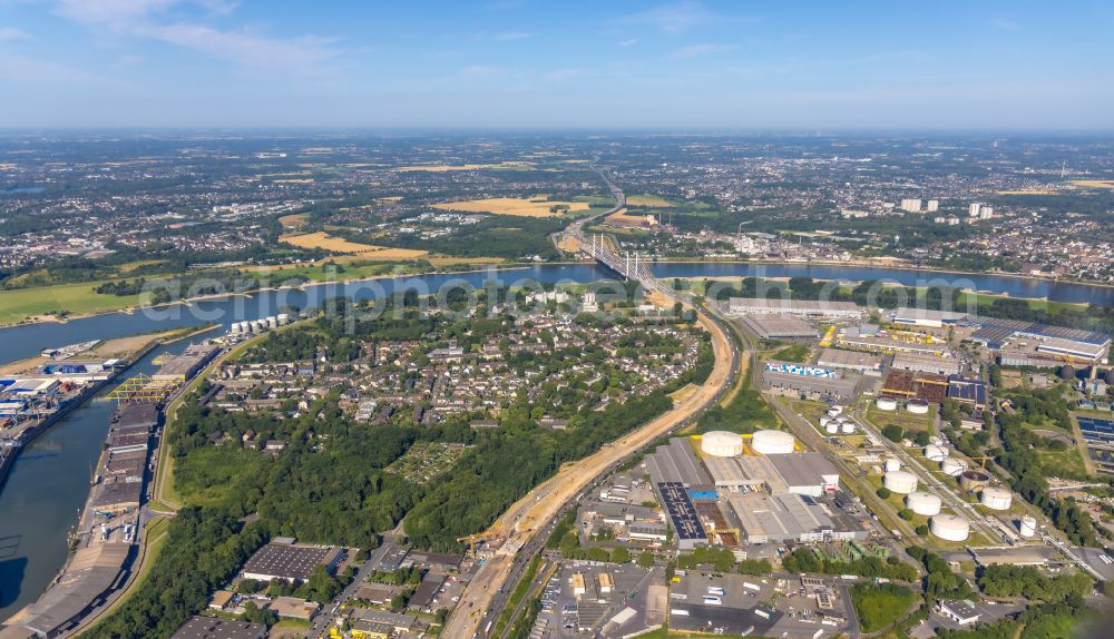 Aerial photograph Duisburg - Motorway construction site to renew the split covering on the BAB A40 in the district of Kasslerfeld in Duisburg in the Ruhr area in the state of North Rhine-Westphalia, Germany