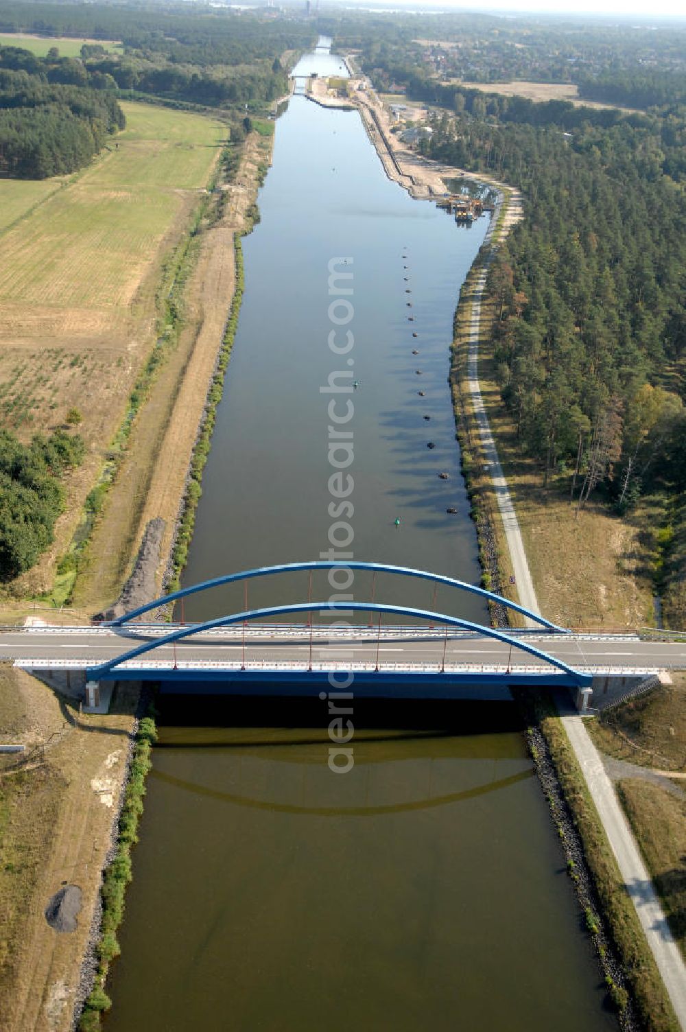 Wusterwitz from above - Blick auf die Straßenbrücke über den Elbe-Havel-Kanal mit dem Strassenverlauf der L96 Ortsumgehung Wusterwitz. Sie unterliegt dem Zuständigkeitsbereich Landesbetrieb Straßenwesen Niederlassung West Hauptsitz Potsdam, Steinstraße 104-106, 14480 Potsdam, Tel. +49(0)331 2334-0, Fax +49(0)331 2334-282, E-Mail: p.poststellels@ls.brandenburg.de; Die Projektsteuerung erfolgt durch Schüßler Plan Ingenieurgesellschaft mbH, Greifswalder Straße 80 A, 10405 Berlin, Tel. +49(0)30 42106 0, E-Mail: berlin@schuessler-plan.de